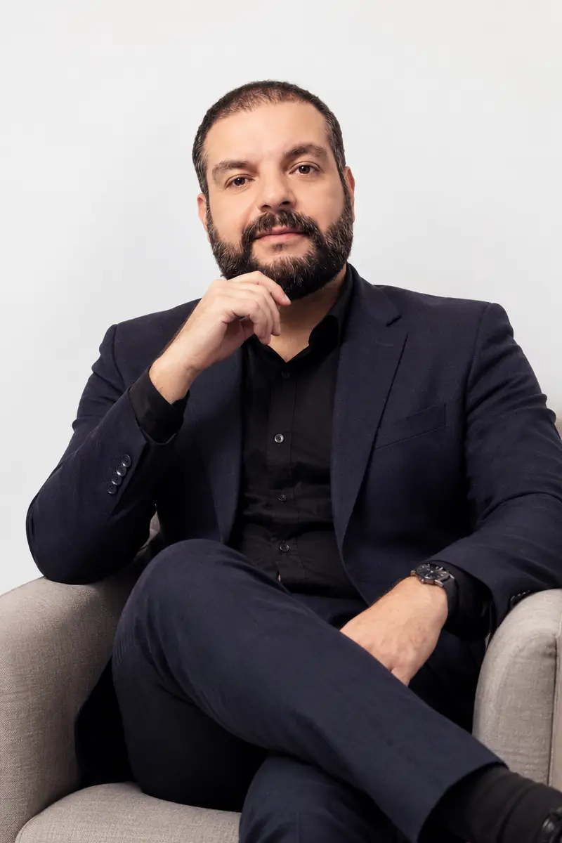 Maurício Fabbri, psicólogo clínico, sentado em uma poltrona